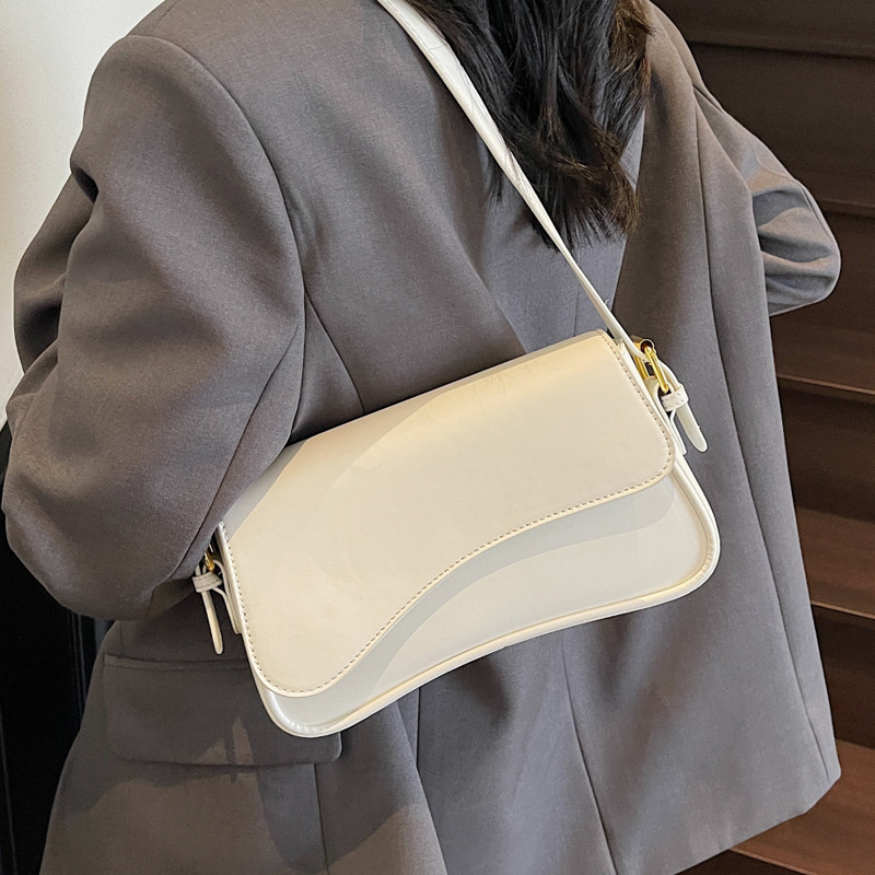 This is a new retro solid color Korean-style small square bag for women in 2025. It is stylish, trendy and fashionable. It is a single-shoulder crossbody bag Specification drawing