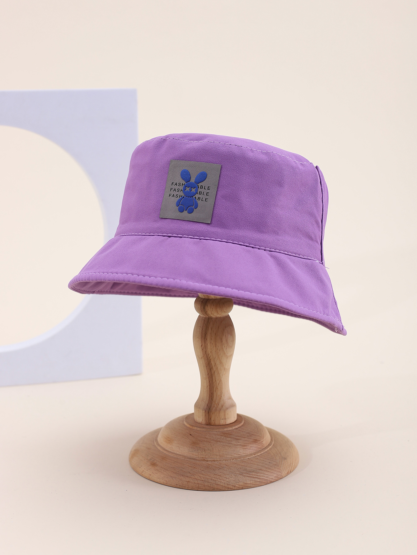 This is a popular children's single-sided fisherman hat with a rabbit label in spring and summer. It's cute, cartoonish, classic, versatile and personalized. The inner side of this children's single-sided fisherman hat comes with a drawstring details Picture