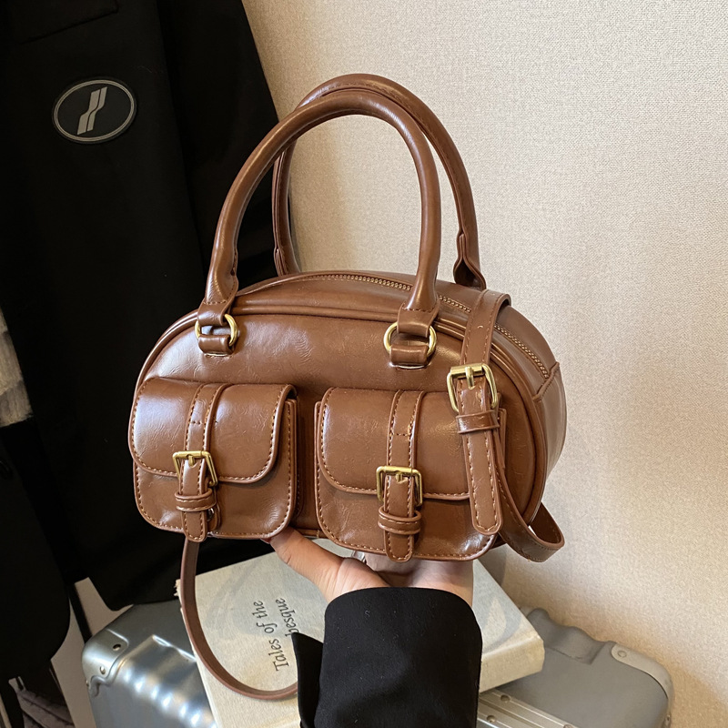 New winter large-capacity handbag, underarm bowling bag, retro texture commuting pillow bag details Picture