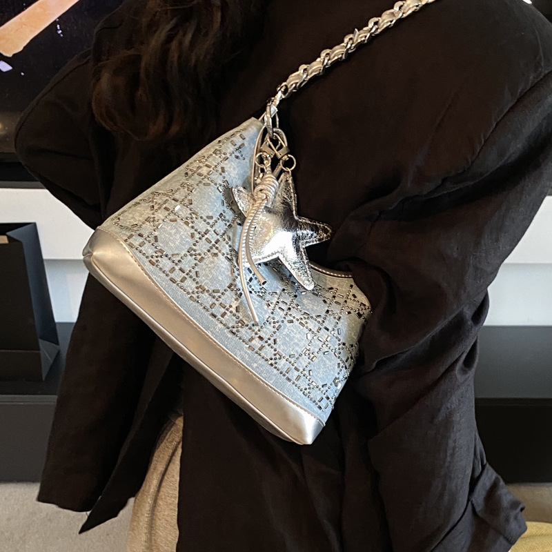 A fashionable diamond-encrusted bag for women in the summer of 2025, featuring a unique and trendy dumpling bag that is versatile Application Scenario