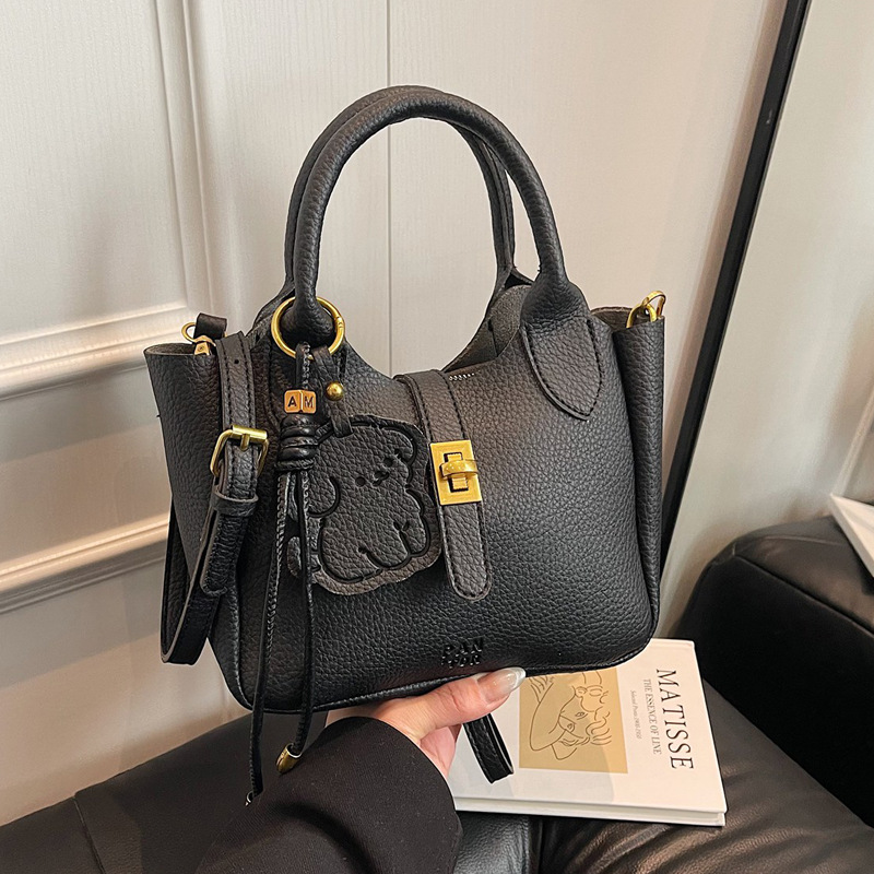 This year, the new spring 2025 trendy, fashionable and stylish hand-held crossbody bags and casual bucket bags are in vogue details Picture