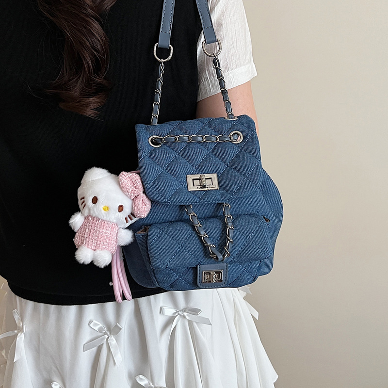 A stylish and casual 2025 summer new women's bag with a diamond-shaped chain, a commuting crossbody bag Application Scenario