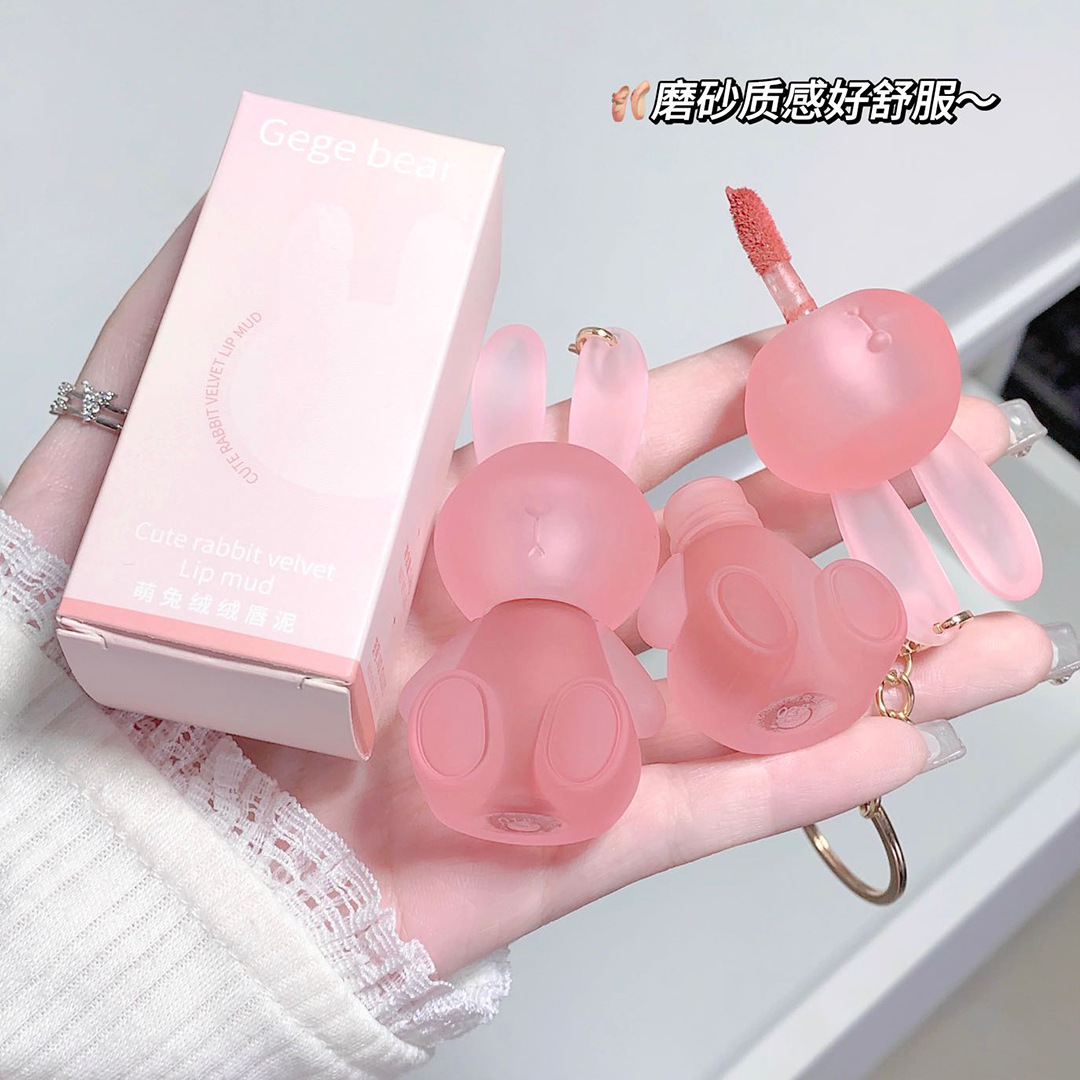 Gegebear, a matte and frosted summer lip gloss lipstick, is an affordable choice for students full figure