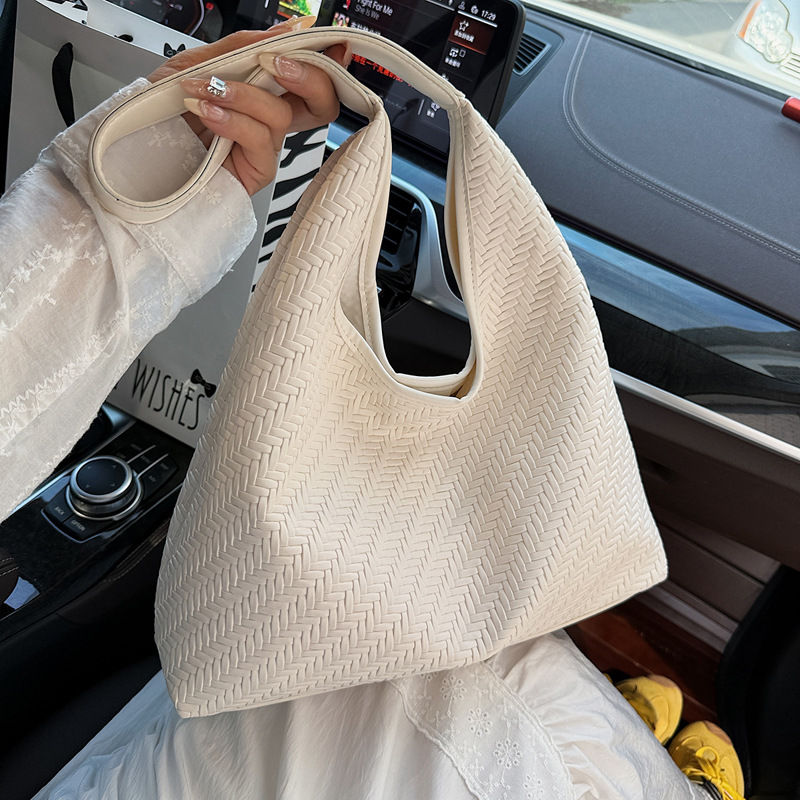 Casual design, stylish, large-capacity single-shoulder 2025, fashionable and trendy woven commuting, simple and retro tote underarm bag full figure