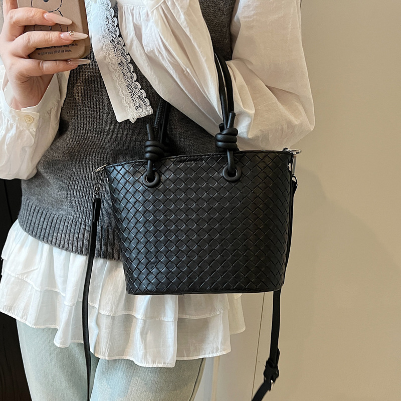 A simple and elegant bucket bag for women, a Korean-style single-shoulder bag for commuting to work in 2025, a new trendy and fashionable crossbody bag Application Scenario