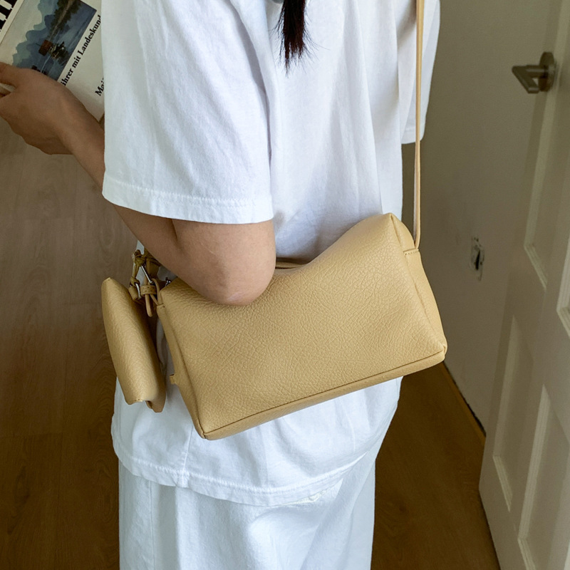 Large-capacity soft-faced single-shoulder bag for women, new style 2025, trendy and retro, stylish and fashionable, with a fashionable and high-quality crossbody bag details Picture
