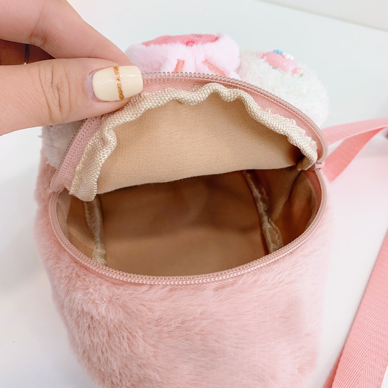 The new autumn and winter children's bags are cute cartoon plush coin purses, girls' outdoor casual crossbody bags and trendy chest bags Application Scenario