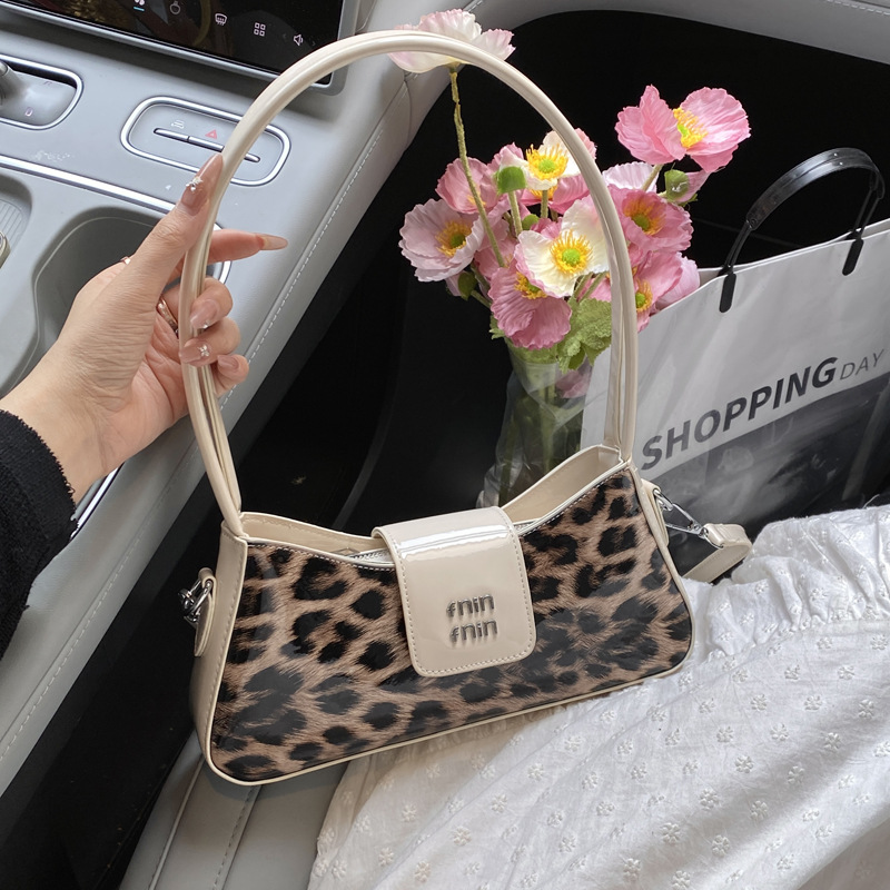 Fashionable leopard print underarm bag for women, Korean version 2025 Summer new retro trendy small square bag 2, single-shoulder bag, popular underarm full figure