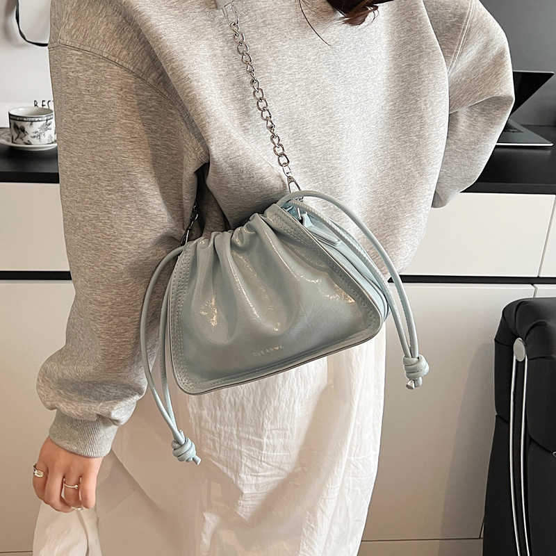 This year, the 2025 new style of the small square bag is in vogue. It's a fashionable women's bag that is both stylish and versatile. It has the feel of a commuting handbag and is a single-shoulder crossbody bag Application Scenario