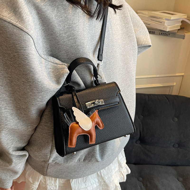 The Korean version of the hand-held small square bag for women in 2025, a new single-shoulder bag with a niche design, simple and versatile, trendy crossbody Kelly bag Application Scenario