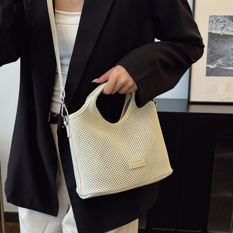 Korean style laid-back and relaxed tote bag 2025 new summer versatile woven and pieced large-capacity single-shoulder bag Application Scenario