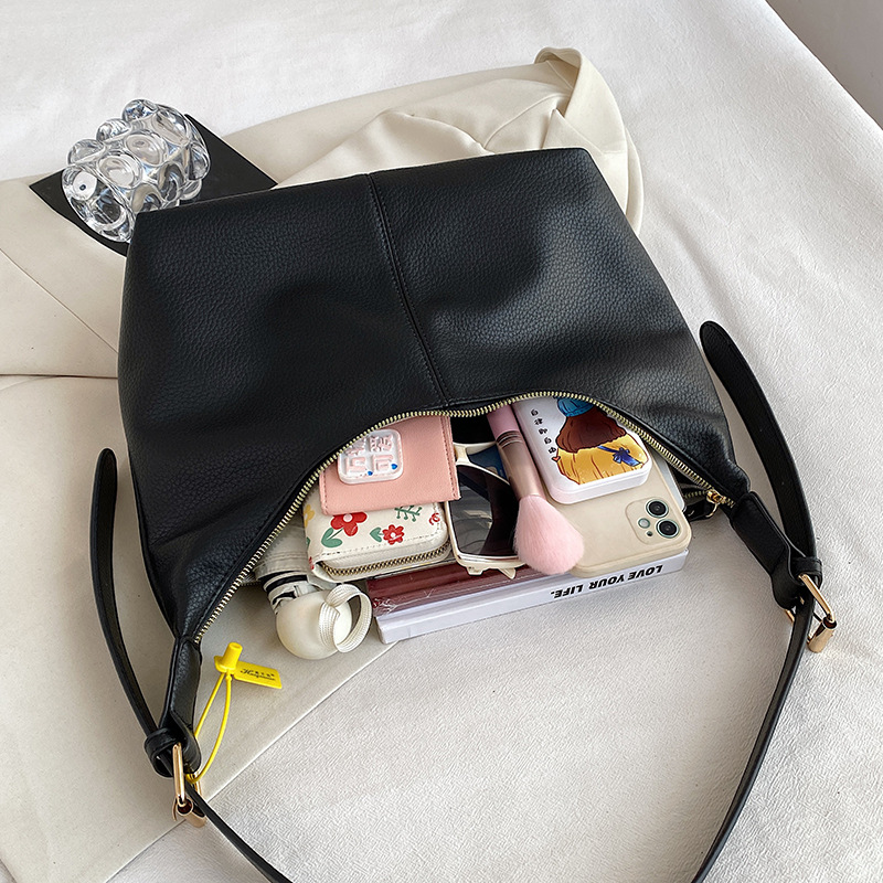 New European and American style simple and versatile dumpling women's bags, single-shoulder crossbody large-capacity trendy bags wholesale Application Scenario