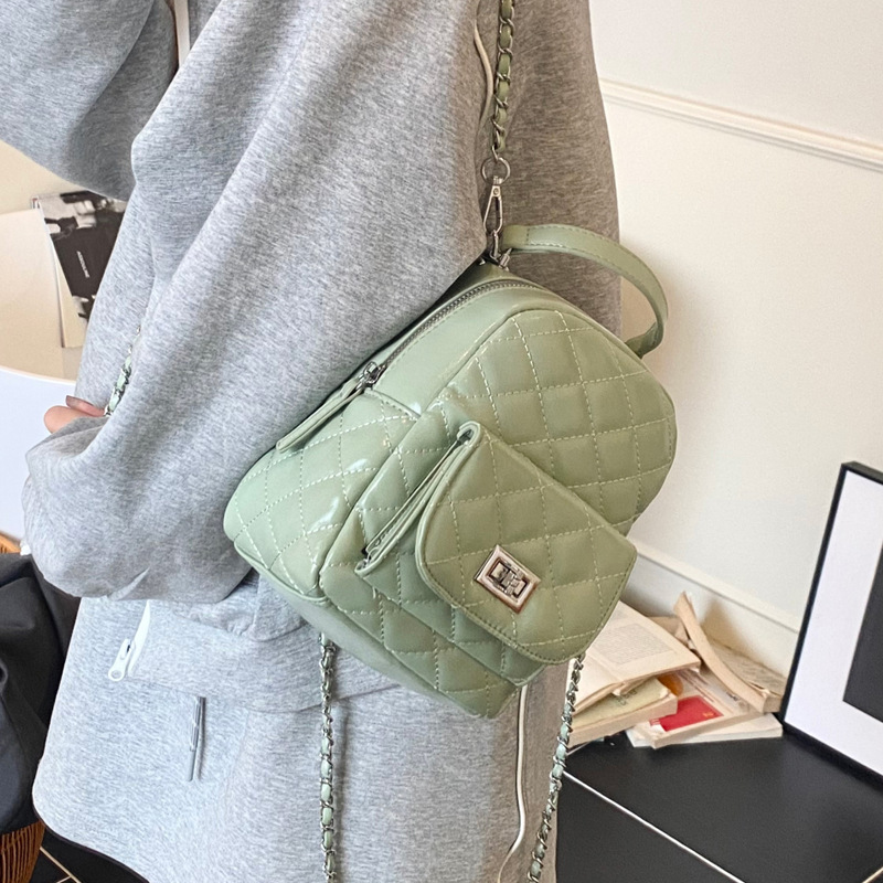 The diamond-shaped chain backpack is a fashionable and niche design for women, a casual Korean-style mini backpack that is lightweight and suitable for outdoor shopping Specification drawing