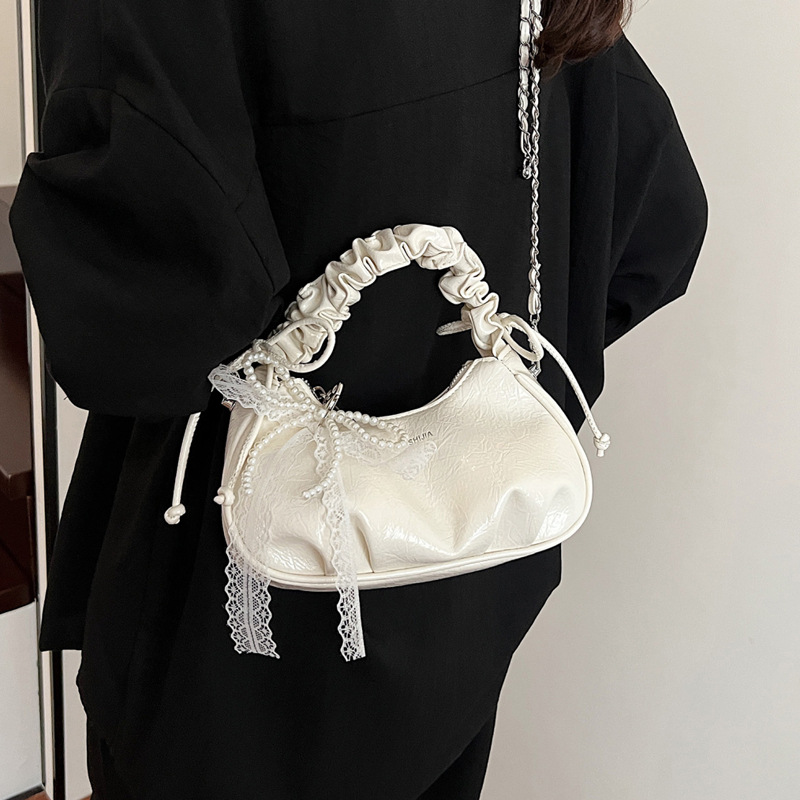 In summer, pleated chain cloud bags and crossbody bags are popular. The new 2025 trendy and stylish shoulder bags for women Application Scenario