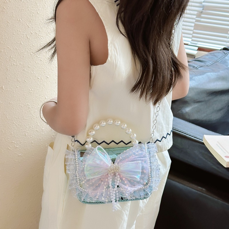 Cute princess pearl handbag for girls, bow diamond-shaped chain crossbody bag, fashionable children's loose change single-shoulder bag Application Scenario
