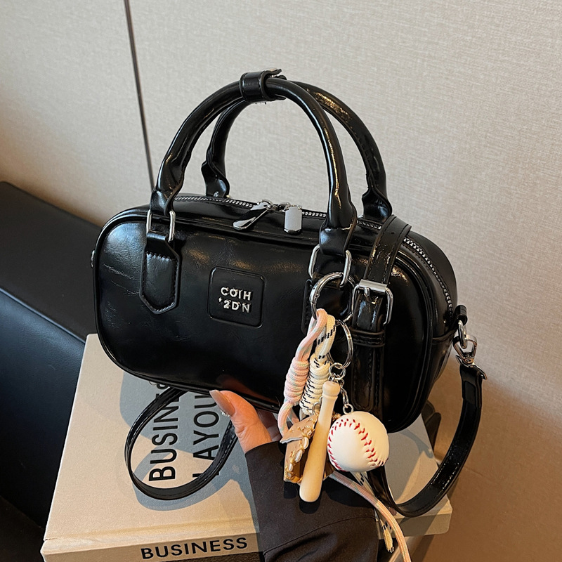 New Spring/Summer 2025 fashionable and versatile horizontal small handbags, bowling bags, small bags, retro pillow bags and women's bags details Picture