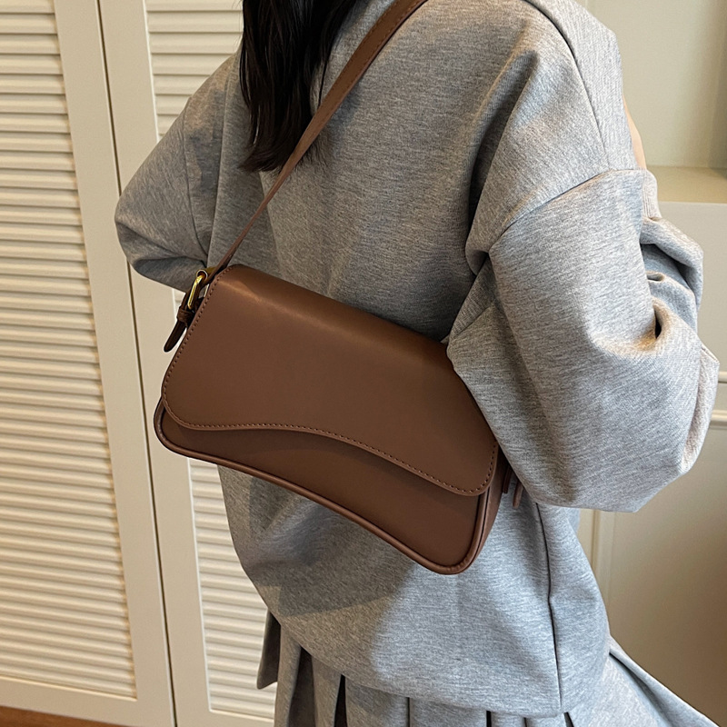 This is a new retro solid color Korean-style small square bag for women in 2025. It is stylish, trendy and fashionable. It is a single-shoulder crossbody bag details Picture