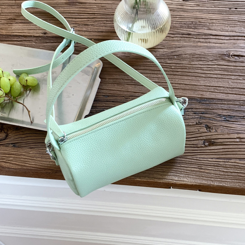 The new Korean version of the 2025 summer fashion crossbody bag features a unique design, simple and elegant texture, and is versatile for commuting full figure