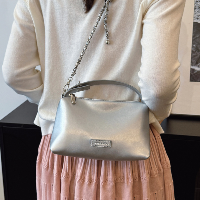 A stylish and elegant hand-held small square bag for women in the summer of 2025, featuring an Instagram-chic and high-end single-shoulder crossbody women's bag Specification drawing