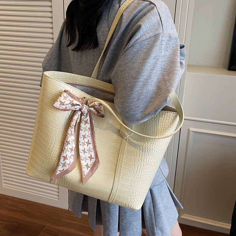 Large-capacity daily travel tote bag 2025 Summer New style, fashionable and elegant, underarm single-shoulder large bag for commuting to work details Picture