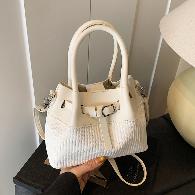 Korean niche design, fashionable, retro and simple single-shoulder bag for women, a new summer 2025 versatile crossbody bucket bag full figure