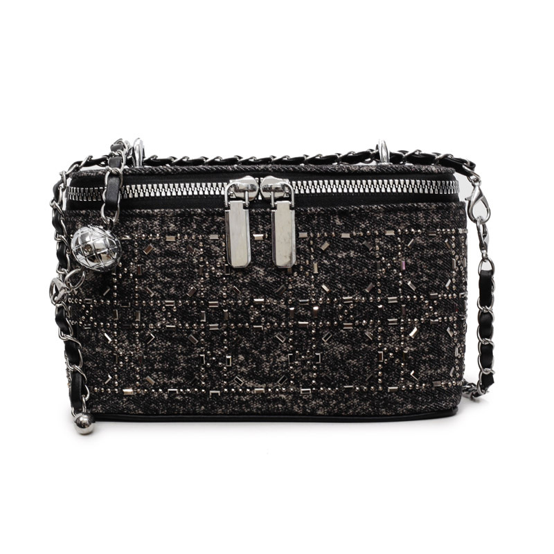The diamond-shaped chain crossbody bag for women in the summer of 2025 features a fashionable and niche design. This year, the box bucket bag is in vogue Item Picture