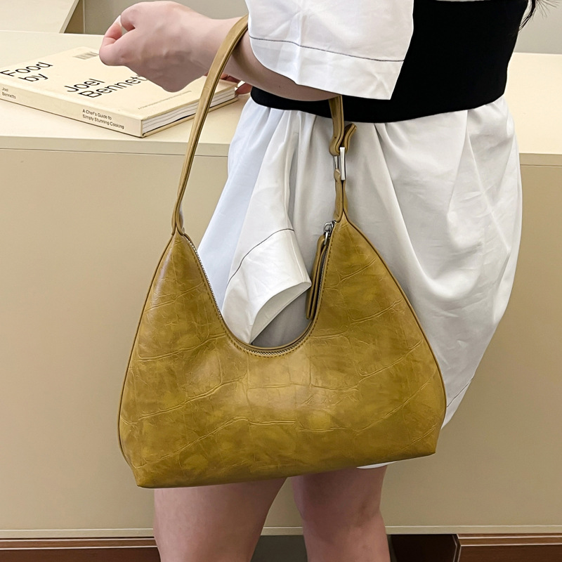 A niche design with a high-quality underarm bag for women in the summer of 2025, a fashionable and versatile single-shoulder bag with a simple square design Specification drawing