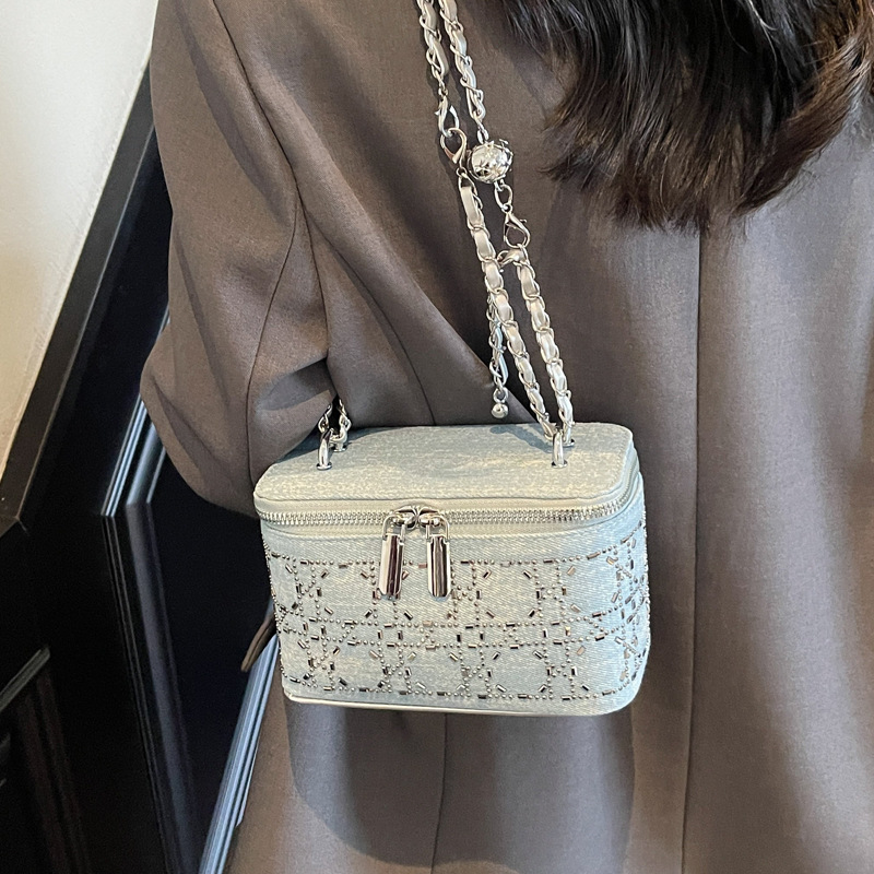 The diamond-shaped chain crossbody bag for women in the summer of 2025 features a fashionable and niche design. This year, the box bucket bag is in vogue Application Scenario