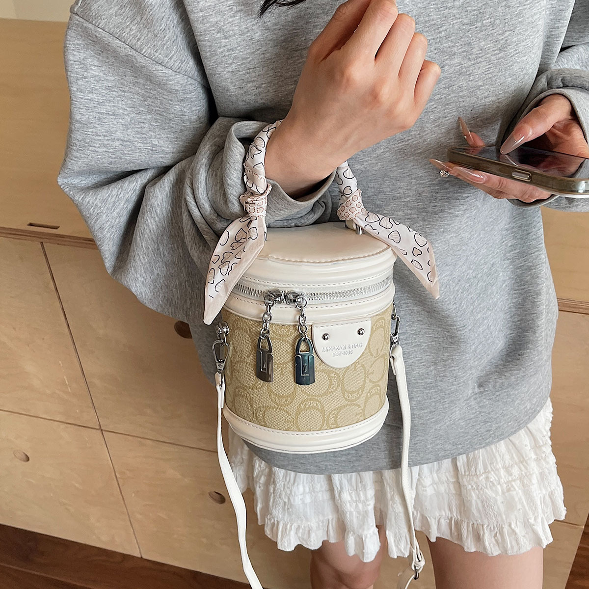 Summer bestsellers: Women's 2025 new color-blocking and versatile crossbody bag, fashionable and super popular hand-held bucket bag Specification drawing