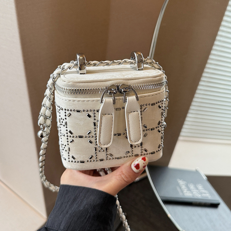 The diamond-shaped chain crossbody bag for women in 2025 features a fashionable and niche design. This year, the box bucket bag is in vogue full figure