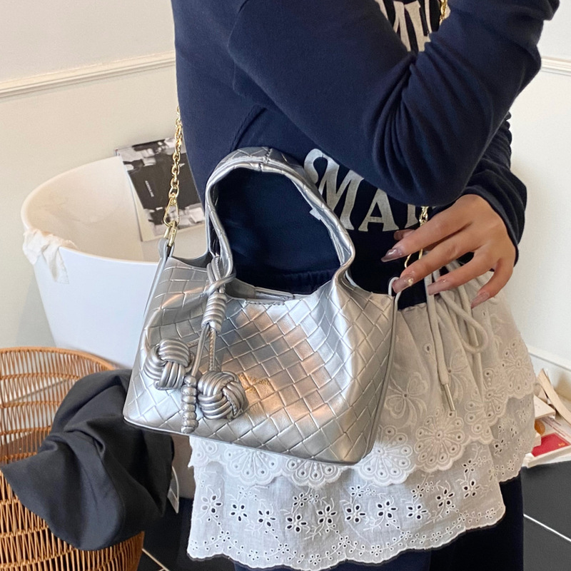 Fashionable retro trend 2025 Summer new casual, stylish, simple and niche design bucket women's bag single-shoulder bag Specification drawing