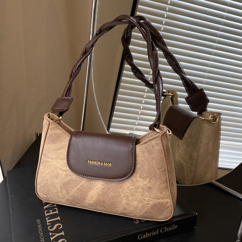 This year, new fashionable and trendy women's bags, casual crossbody underarm bags, commuting single-shoulder women's bags, and small square bags are in vogue Application Scenario