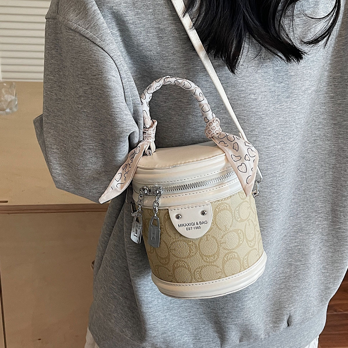 Summer bestsellers: Women's 2025 new color-blocking and versatile crossbody bag, fashionable and super popular hand-held bucket bag full figure