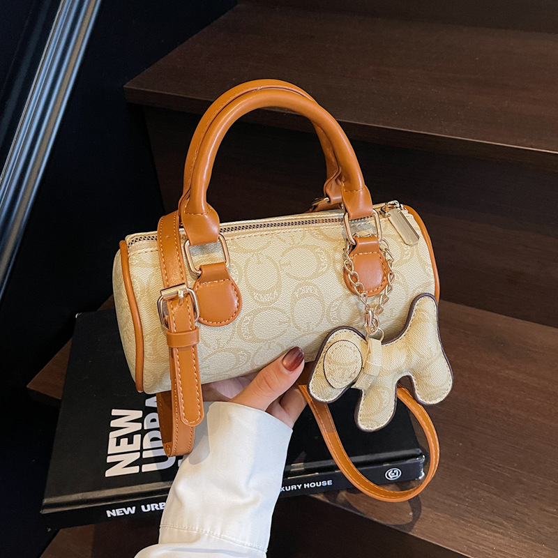 The 2025 summer new small handbag for women, the Boston bag, is casual, versatile, elegant, and has a high level of appearance. It is a trendy hand-held crossbody bag full figure