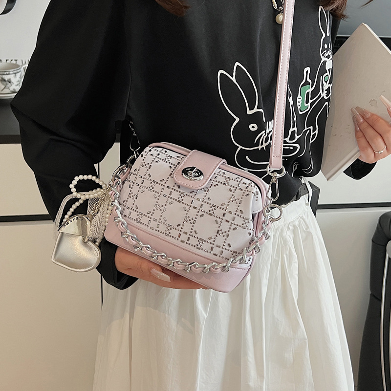 Summer bag: Women's hot diamond lock chain hand-held bucket bag 2025 New style denim blue single-shoulder fashionable crossbody bag details Picture