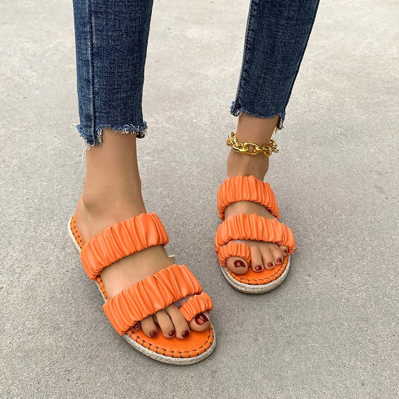 Large-sized flat-bottomed flip-flops for women in 2021, a fashionable and casual Korean-style women's one-shoulder beach sandal details Picture