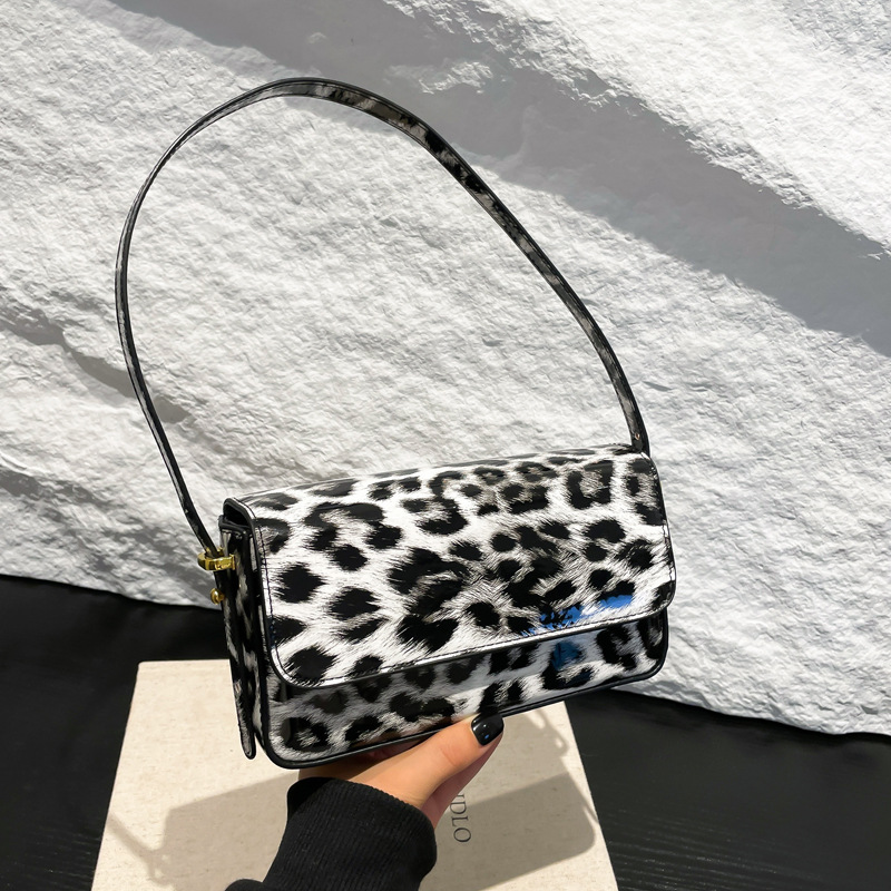 The 2024 new Korean-style fashionable leopard print individual women's single-shoulder crossbody underarm bag is now available. This year, simplicity is in vogue details Picture