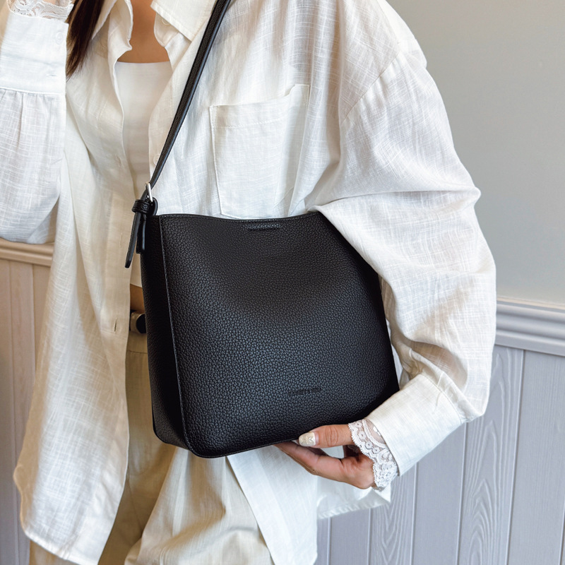 The 2025 new Korean-style simple bucket bag, a single-shoulder crossbody bag for commuting, a niche design, and a casual solid-color handbag Application Scenario