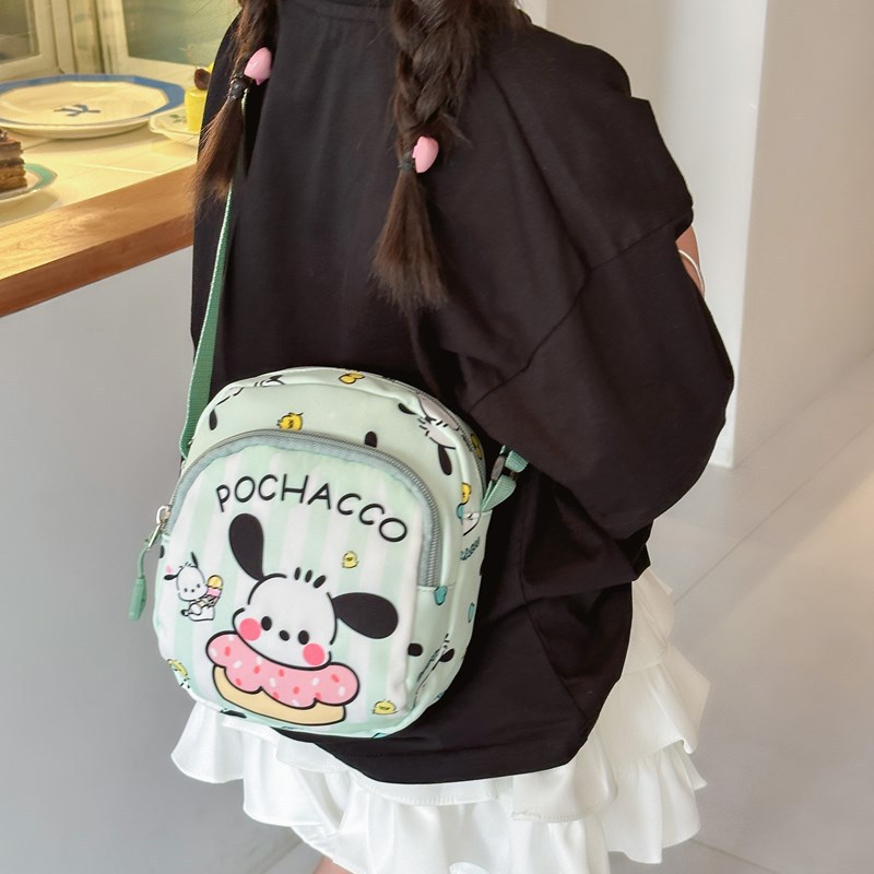 The new children's bag is a cute cartoon girl's coin purse that can hold a mobile phone. It's a fashionable single-shoulder crossbody bag for little girls to go out full figure