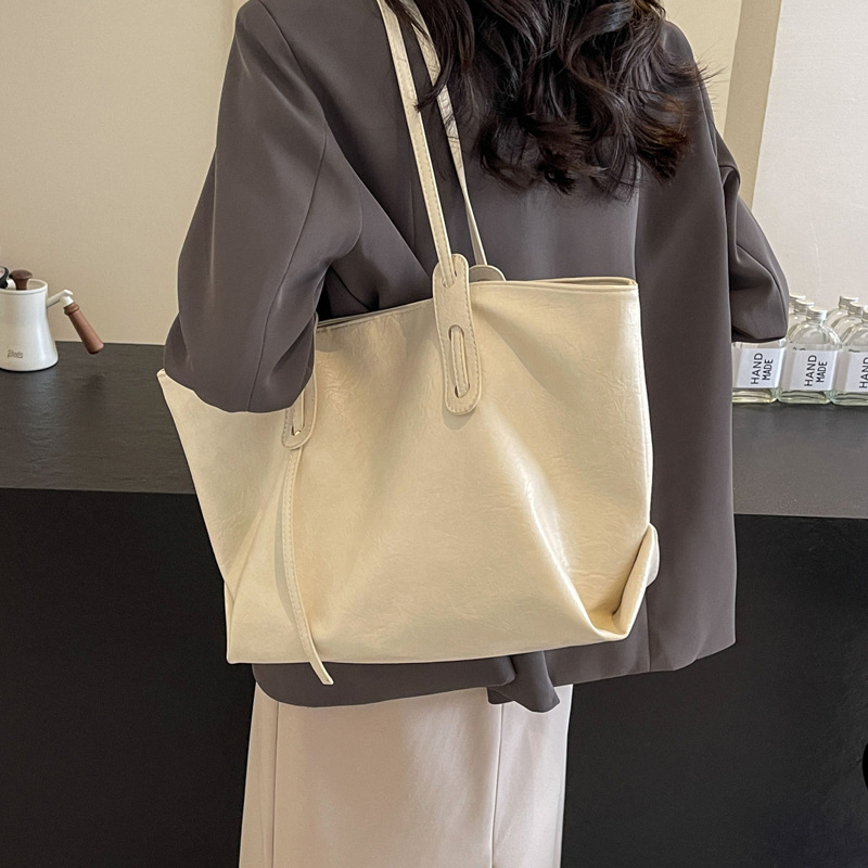 2025 Korean retro solid color casual and simple tote bag, versatile for commuting, fashionable and large-capacity bag for women Application Scenario