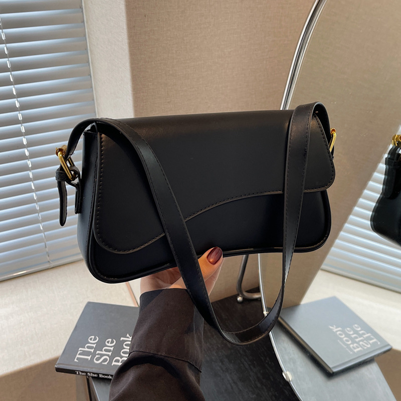 This is a new retro solid color Korean-style small square bag for women in 2025. It is stylish, trendy and fashionable. It is a single-shoulder crossbody bag full figure