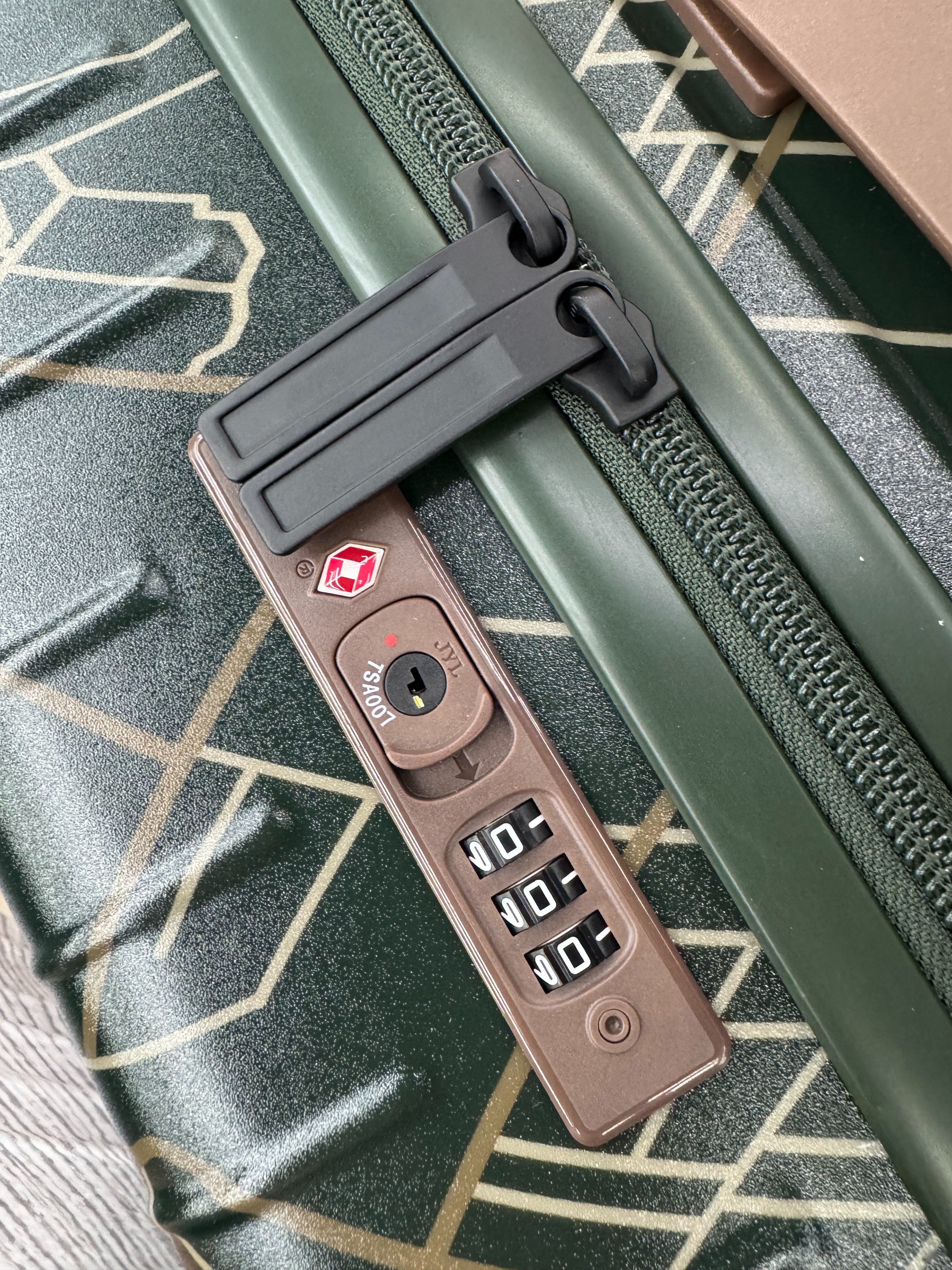 The PC suitcase features a fashionable appearance and lightweight design, making it a must-have for travel pic 2