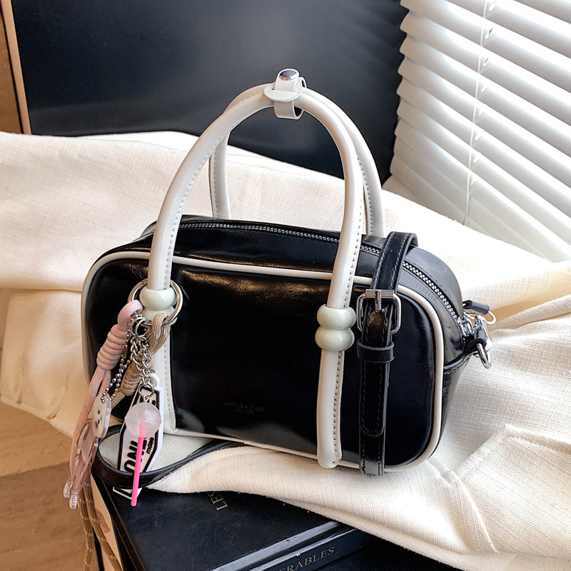 Korean retro niche hand-held bowling bag, Spring 2025 new solid color single-shoulder crossbody bag, elegant handbag Application Scenario