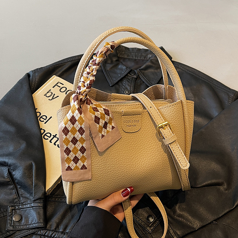 This year, the popular hand-held bucket bag for women in 2025 is a new, fashionable and simple single-shoulder small handbag that is versatile for commuting Specification drawing