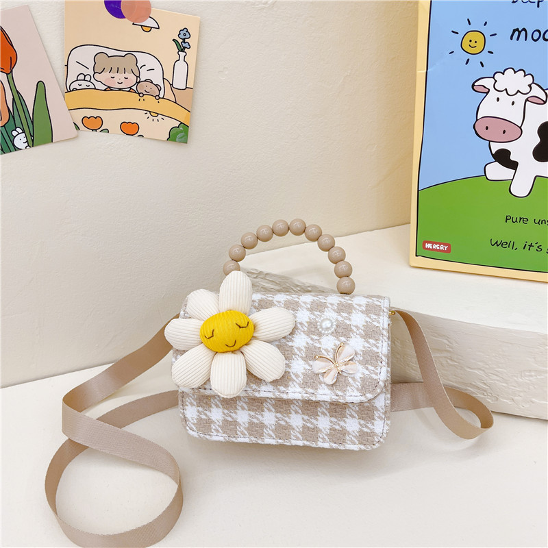 Children's bags, girls' autumn stylish single-shoulder Chanel style crossbody bag, pearl handbag, small square bag details Picture