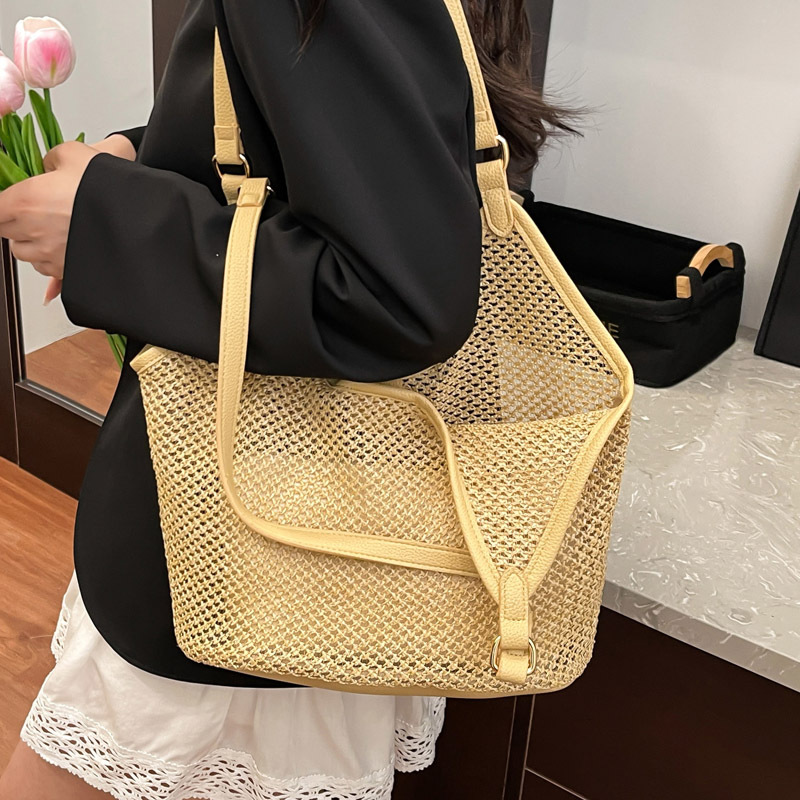 Large-capacity hollowed-out tote bag for women, 2025 new retro straw woven bag, unique and niche, single-shoulder commuting woven large bag Application Scenario