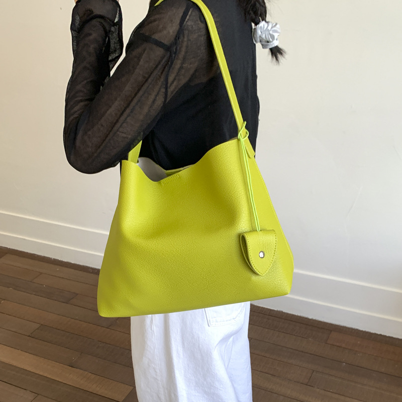 Retro underarm single-shoulder bag 2025 new summer simple crossbody bucket bag large capacity fashionable and versatile tote bag Application Scenario