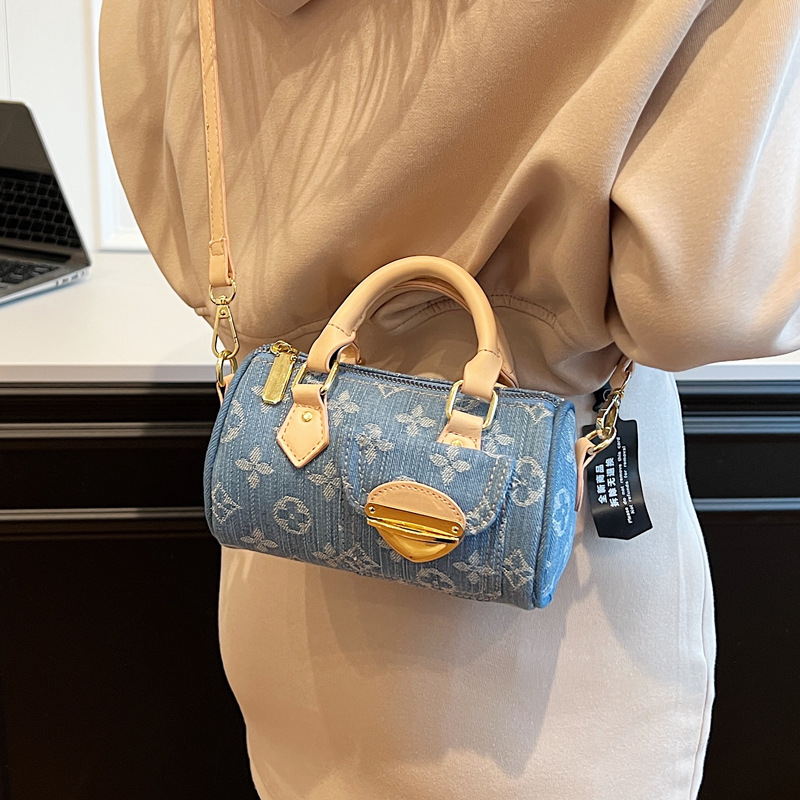New women's bag, pillow bag, woven denim handbag, niche European and American trend retro single-shoulder bag, trendy women's bag details Picture