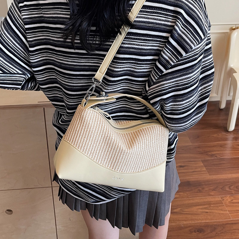 2025 New hand-held pillow bag for women, large-capacity beach and seaside straw woven bag, hand-woven single-shoulder crossbody bag Application Scenario