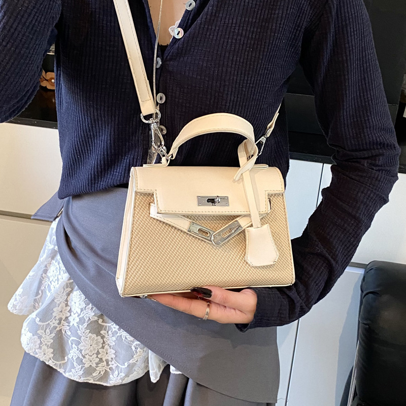 This year, the new spring 2025 collection of fashionable and versatile single-shoulder crossbody bags and high-quality hand-held small square bags are in vogue Application Scenario